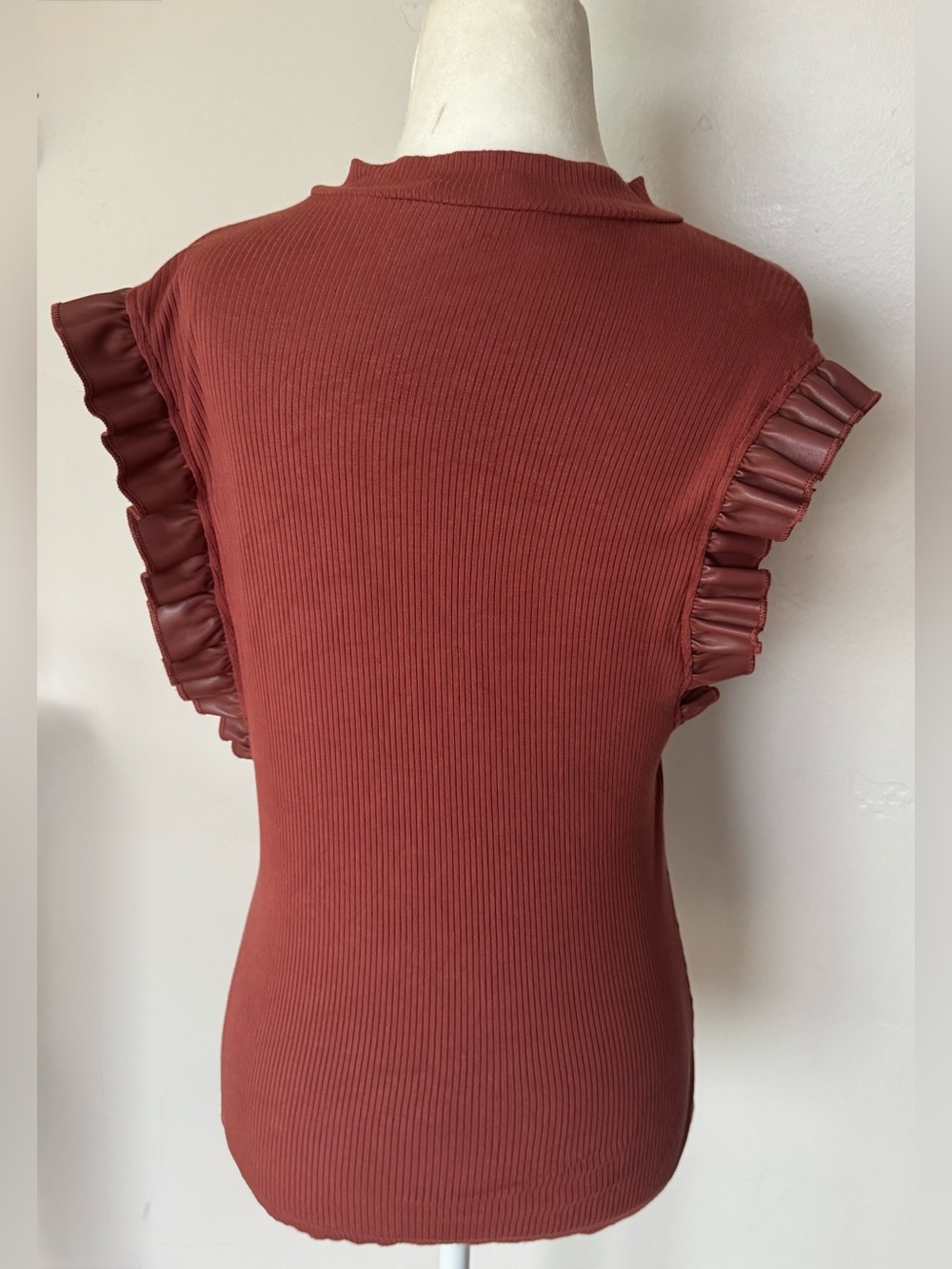 Doe & Rae Rust Ribbed Sleeveless Top with Ruffle Trim Medium - Picture 3 of 8